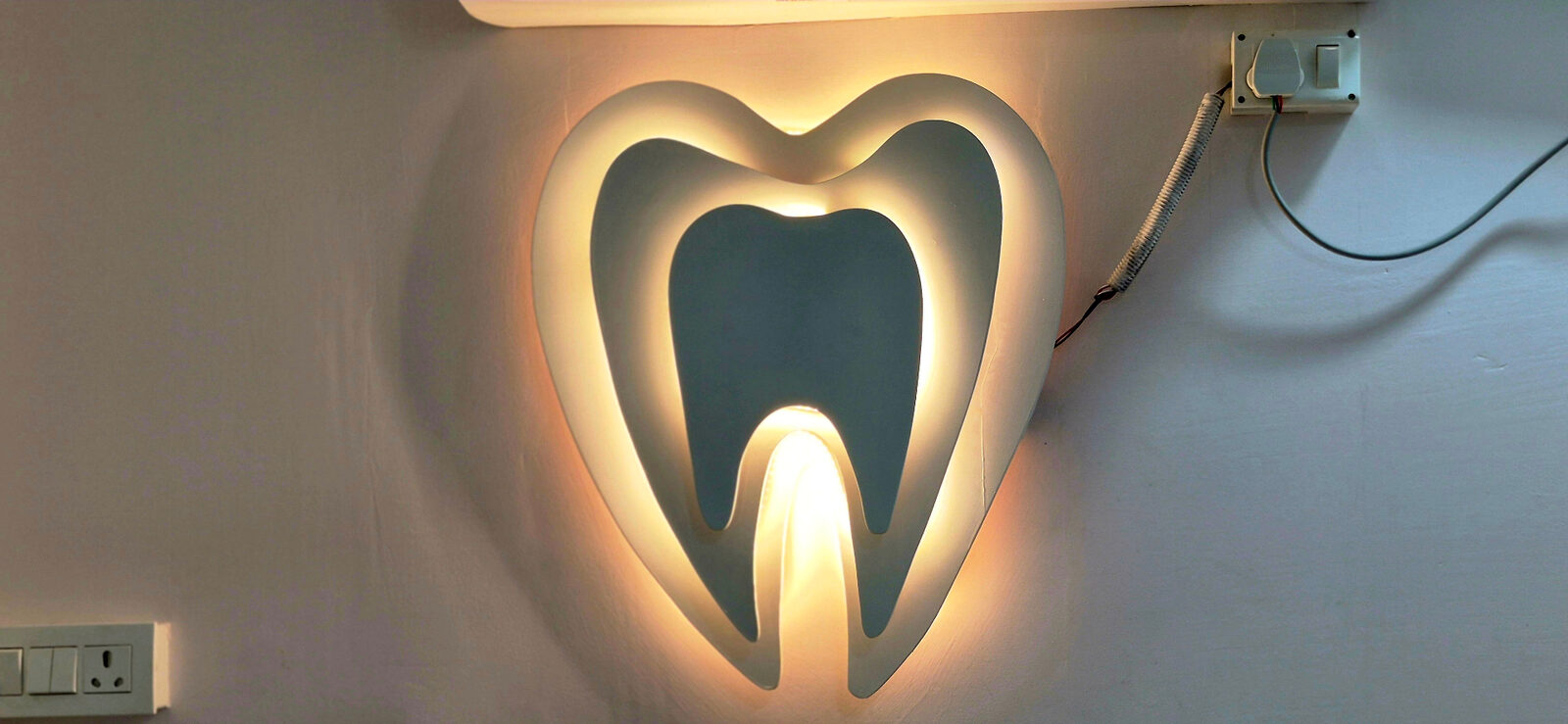 Illuminated tooth wall light inside the clinic